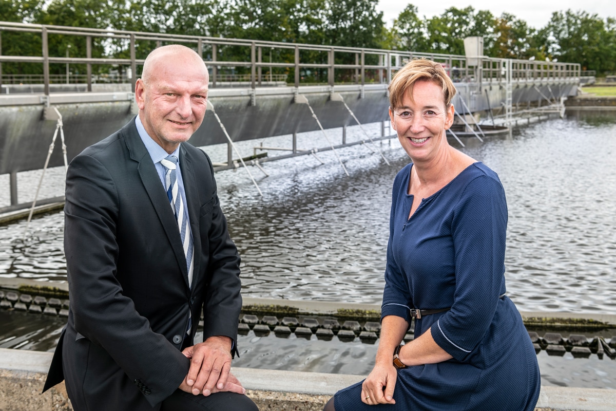 Bestuurslid Toine Poppelaars en duurzaamheidsmanager Meinke Schouten van de Unie van Waterschappen - foto: Gerrit Serné
